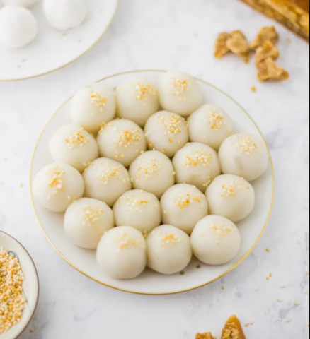 Bánh trôi • Sugar-filled rice flour balls