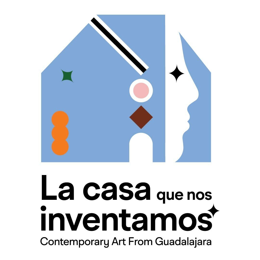 La casa que nos inventamos text beneath blue artistic abstract art